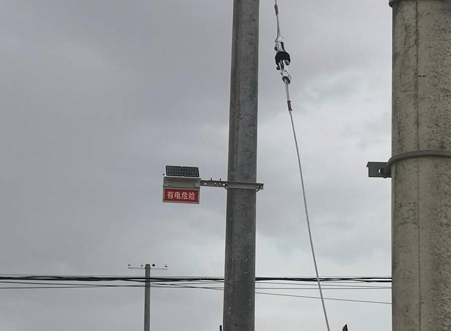 甘肅電力安裝防外破警示牌，為電力防護(hù)增添“保護(hù)傘”